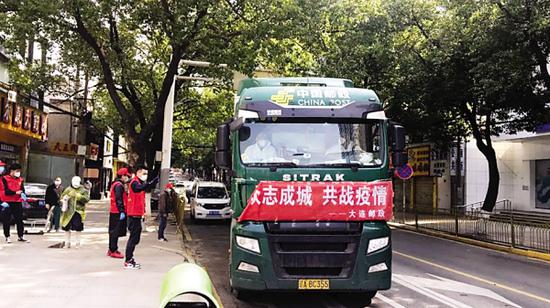瓦房店送往武汉的大樱桃、苹果到货了。