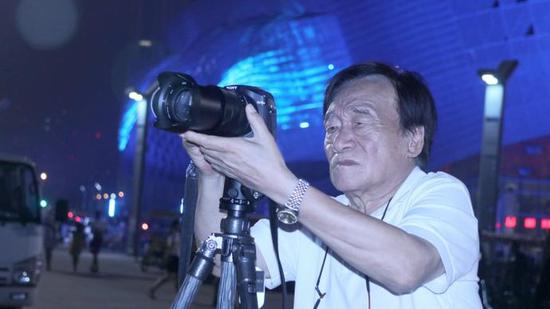 朱宪民在大连摄影 吕文正摄