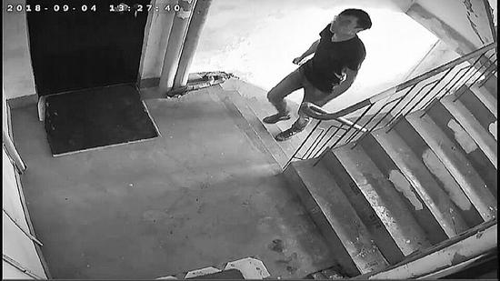 男子多次上门敲门踩点,在未撬开门锁的情况下,几分钟后竟然从屋里走了出来。