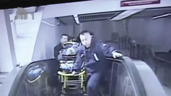 工作人员合力将患者担架抬了上来。