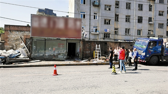城管部门依法拆除南松路24号周边违建。大连新闻传媒集团记者吉存 摄