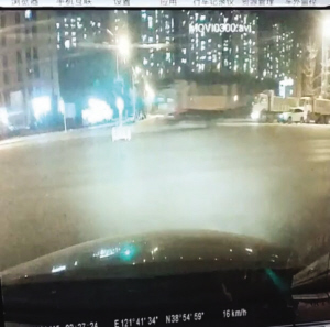 行车记录仪记录下这惊险的一幕。