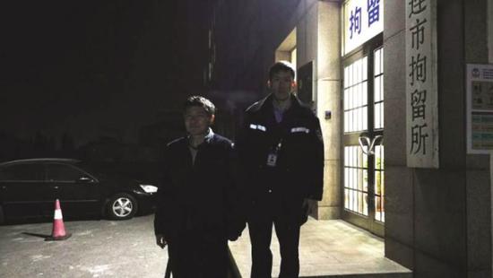 孙某为自己在飞机上顺嘴胡说付出代价,进了拘留所。