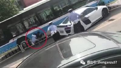 北京毒驾撞交警奥迪系走私车 司机被母亲劝说