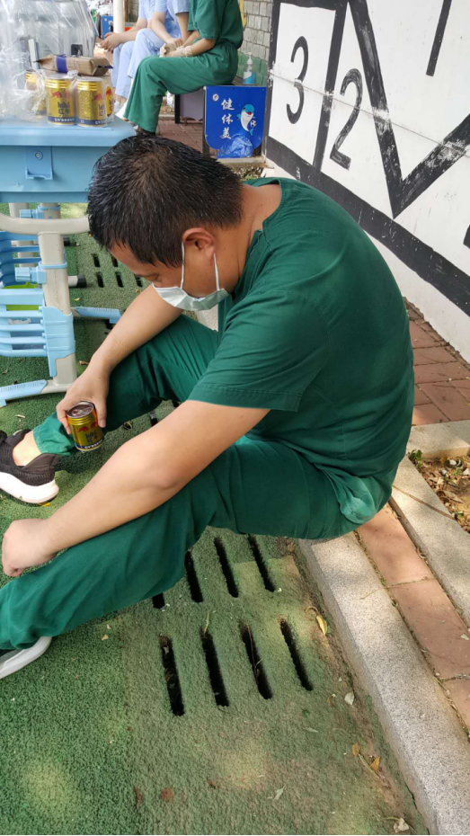 大连爱尔眼科医院抗疫志愿者脱下防护服,头发和衣服早已被汗水浸透