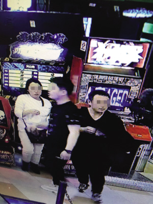 监控视频中可以清晰地看到拾到者正面照。