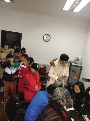 孩?#29992;?#25490;队捐赠压岁钱。