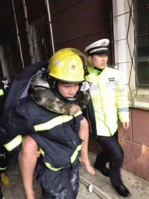 被困女子被解救出来了。