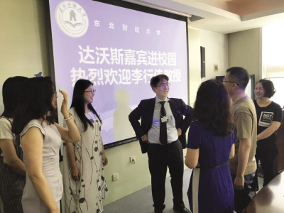 李行伟教授与师生们互动交流。