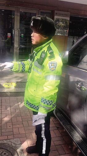 交警正在对违停车辆进行处罚。