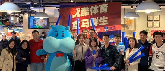 盒马鲜生大连高新店,第二现场观赛 CBA 的球迷们。