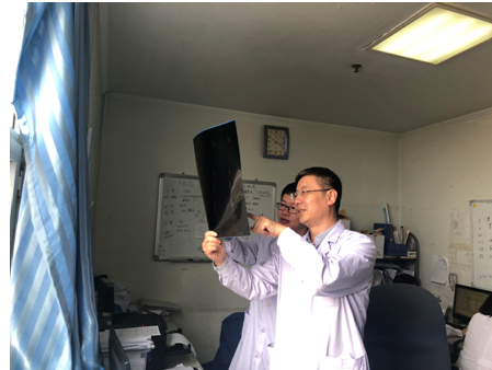 梁主任和他的团队成员讨论患者病情