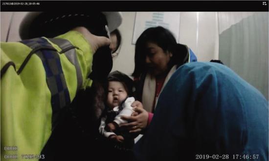 交警神兵天降,宝宝转危为安。