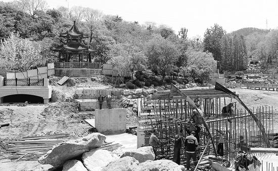拱桥正在施工建设。