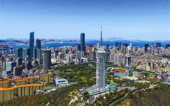 如今,蓝天白云已成为这座城市的常态,大连实现重工业城市向美丽宜居城市的华美转身。本报记者王华 摄