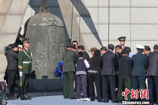 9时18分,撞钟手推动钟槌击响了广场西侧的“警世钟”。 禹瑞斋 摄