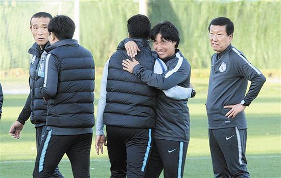 崔康熙(右一)与他的韩国教练组。