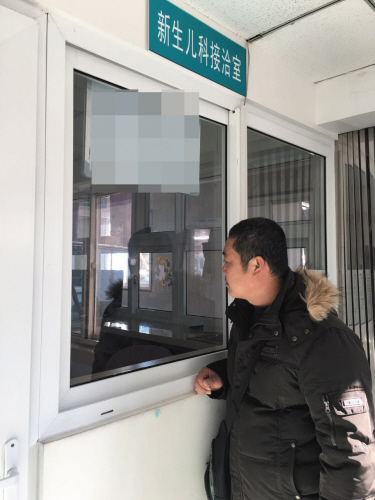 陈敏经常在病房外焦急地等待着孩子的消息。