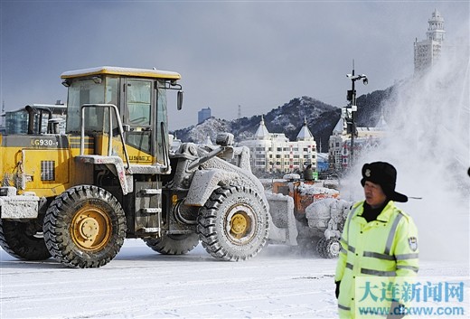 昨日,星海广场上大型除雪车辆除雪忙。记者吕文正 摄