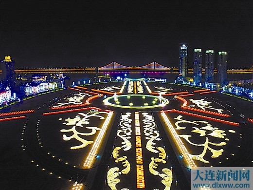 夜幕降临,星海广场变成了灯海的世界。