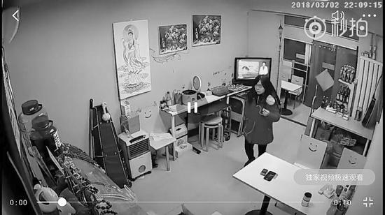 监控拍下红衣女子偷拿手机的过程。受访者供图