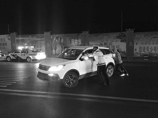 交警将故障车辆推往安全区域。受访者供图