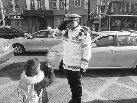 交警的辛苦,师生们都记在心里。