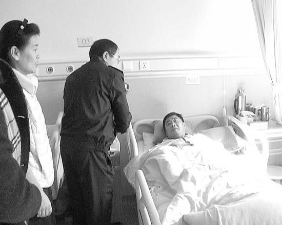 旅顺口区多个部门的相关领导和工作人员到医院慰问厉师傅。
