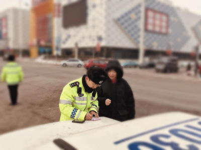 市公安局交警部门处理行人交通违法行为。