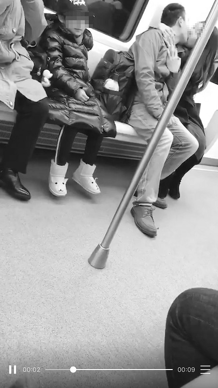 地铁上一对男女旁若无人地深吻