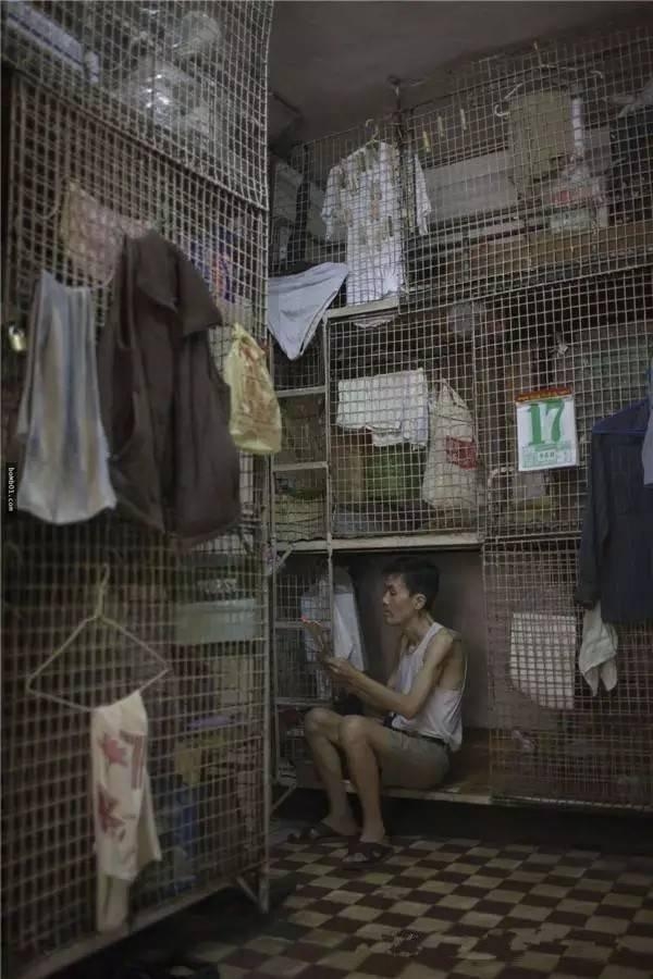 图揭香港穷人生活:白菜都买不起 装笼屋"生活