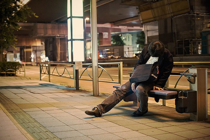实拍:日本东京"工作狂人"的疲惫生活
