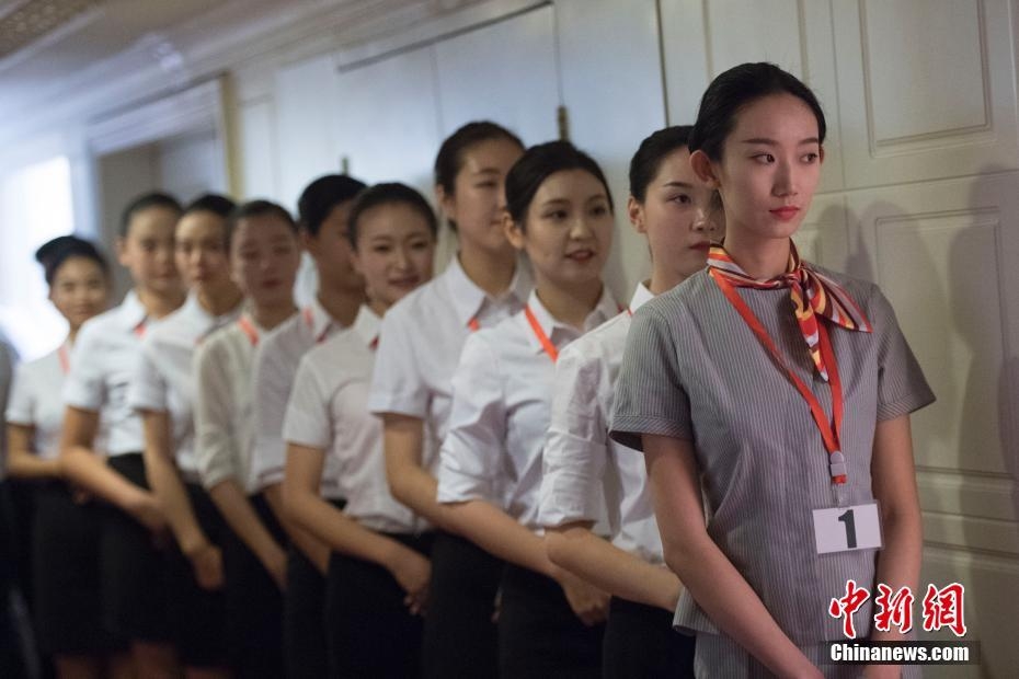 空乘招聘现场美女如云 英语熟练者"受宠"