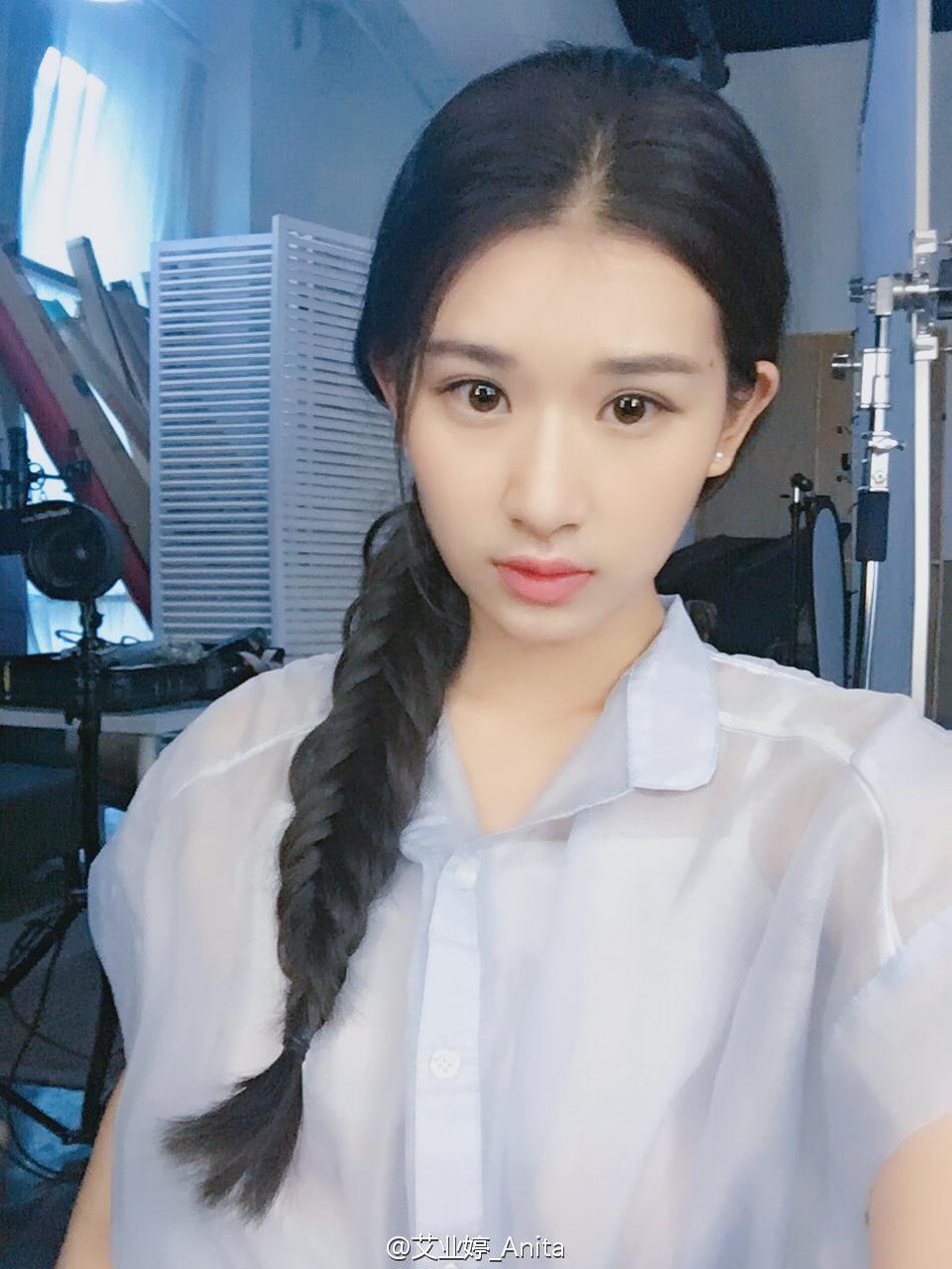 组图:撞脸刘亦菲!中戏女生素颜清纯大长腿 (23) 近日,中戏女生伊利七个圈儿在微博晒出多组生活照及写真,因不少网友认为长相酷似刘亦菲,被称为“神仙小姐姐”。你怎么看?