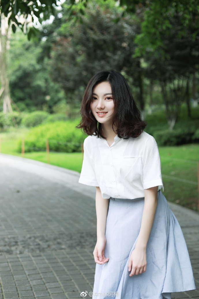 组图:重庆短发校花气质出众 精致耐看