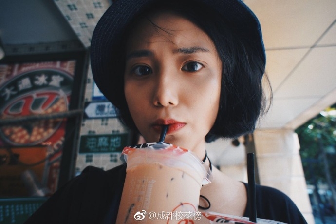 组图:成都学霸校花魅力写真 酷感十足神似郑秀晶