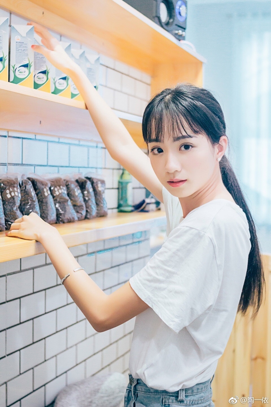 组图:海南大学校花晒精美写真 青春甜美