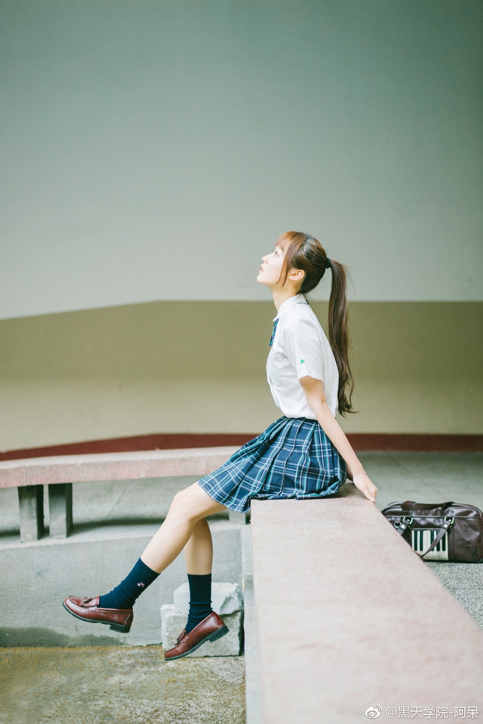 5 / 25 近日,四川音乐学院校花黑天学院-阿呆在微博晒出一组校服写真