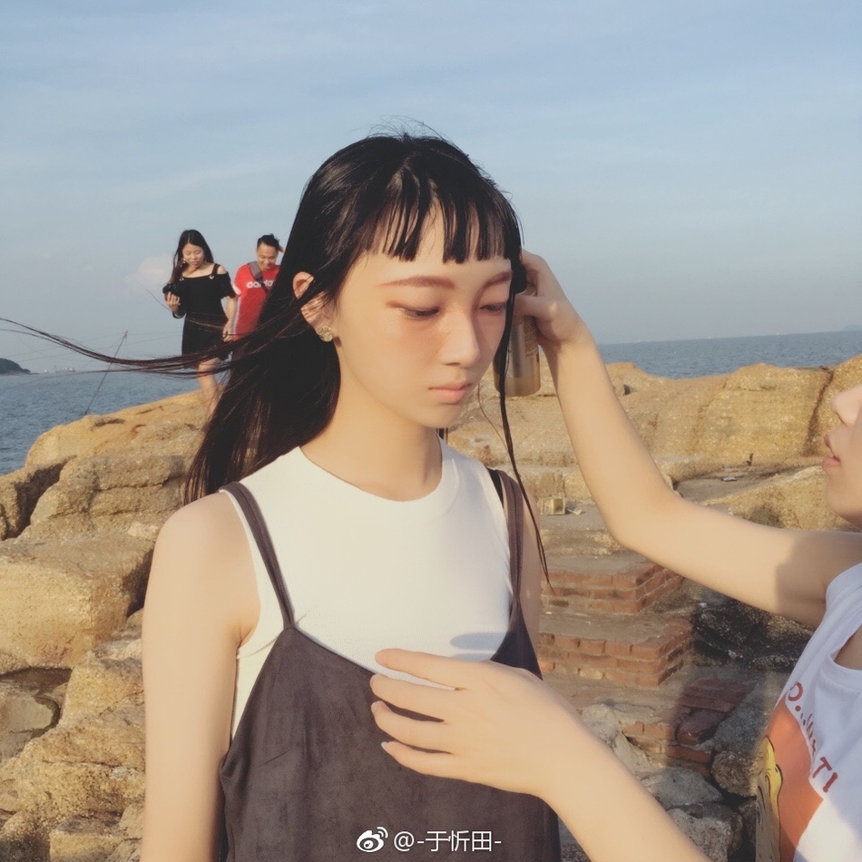 组图:高冷校花霸气御姐范儿 肤白腿长气质佳