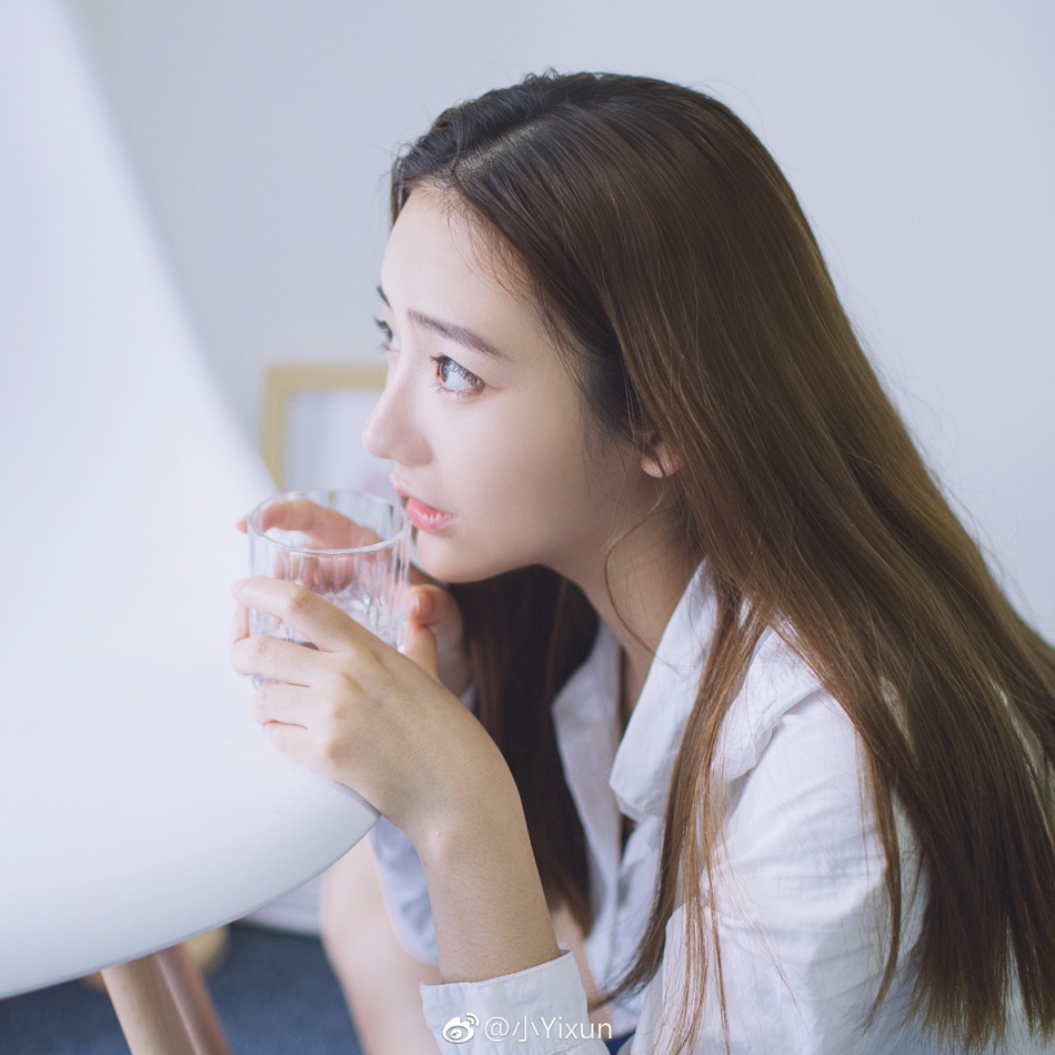 照片中,她婷婷玉立,面容姣好,气质出众(图cr.