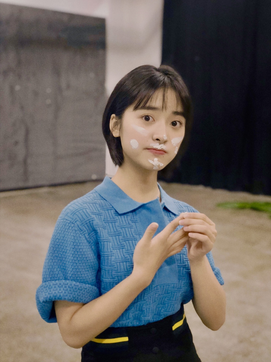 沈月微博晒学士服毕业照 笑颜明媚惹人爱