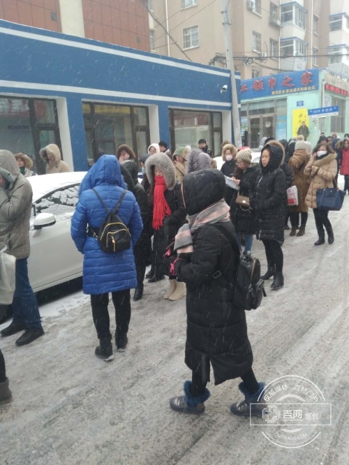 2017年度中央机关及其直属机构考试录用公务员公共科目笔试于12月10日举行，本次考试吉林省共设岗位511个，计划招收1007人，据统计，共38499名考生完成报考。吉网 吉刻APP记者 于洋