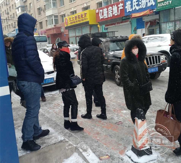 2017年度中央机关及其直属机构考试录用公务员公共科目笔试于12月10日举行，本次考试吉林省共设岗位511个，计划招收1007人，据统计，共38499名考生完成报考。吉网 吉刻APP记者 于洋