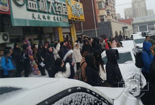 2017年度中央机关及其直属机构考试录用公务员公共科目笔试于12月10日举行，本次考试吉林省共设岗位511个，计划招收1007人，据统计，共38499名考生完成报考。吉网 吉刻APP记者 于洋