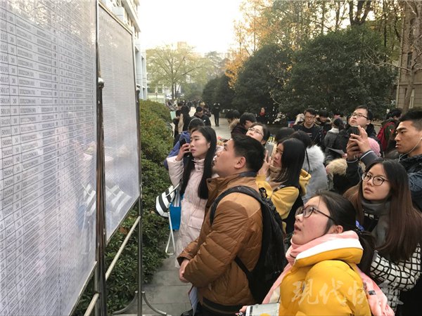 10 日上午 8 点，现代快报记者在南京林业大学考点看到，这里已聚集了不少考生。采访了 20 人，有 15 人是应届毕业生。