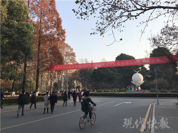 1994 年出生的尹同学来自北京交通大学，他在进考场前向现代快报记者说，这次参加国考是为了回江苏工作，他是徐州人。不过竞争蛮大的，他报考的那个职位有 300 多人抢。