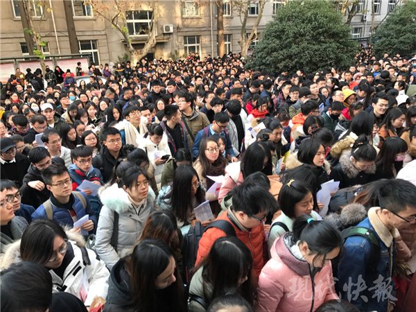 10 日上午 8 点，现代快报记者在南京林业大学考点看到，这里已聚集了不少考生。采访了 20 人，有 15 人是应届毕业生。