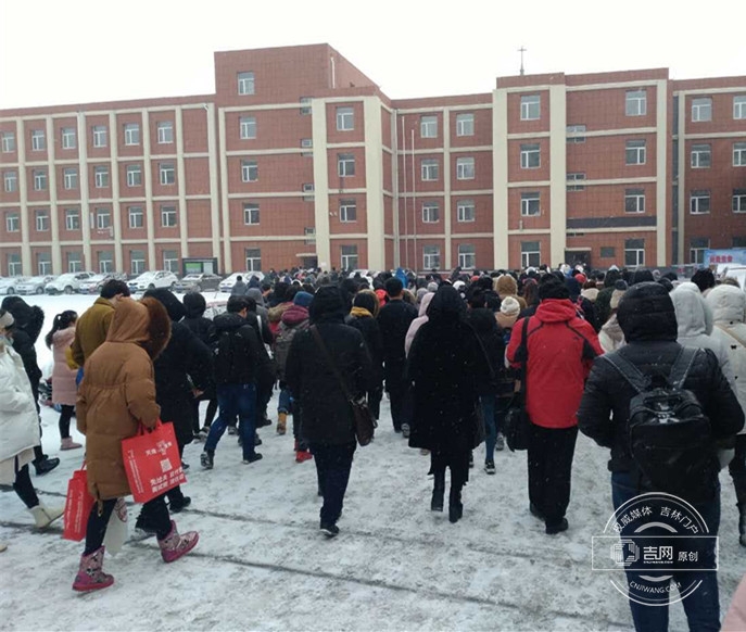 2017年度中央机关及其直属机构考试录用公务员公共科目笔试于12月10日举行，本次考试吉林省共设岗位511个，计划招收1007人，据统计，共38499名考生完成报考。吉网 吉刻APP记者 于洋