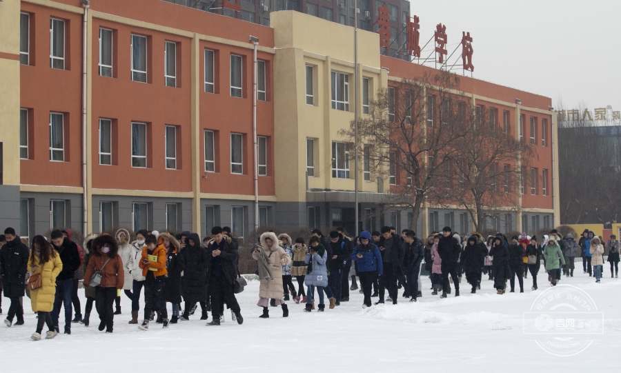 2017年度中央机关及其直属机构考试录用公务员公共科目笔试于12月10日举行，本次考试吉林省共设岗位511个，计划招收1007人，据统计，共38499名考生完成报考。吉网 吉刻APP记者 于洋