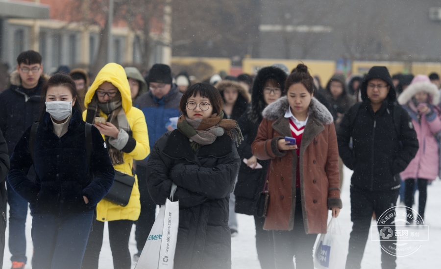 2017年度中央机关及其直属机构考试录用公务员公共科目笔试于12月10日举行，本次考试吉林省共设岗位511个，计划招收1007人，据统计，共38499名考生完成报考。吉网 吉刻APP记者 于洋